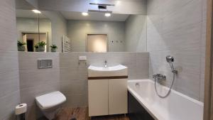 Ένα μπάνιο στο Apartament Czerwone Maki
