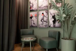una sala de espera con 2 sillas y una mesa en Chic & Basic dot, en Madrid