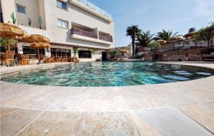 Bazén v ubytování Gorgeous Apartment In Saint-Cyprien nebo v jeho okolí + 28 fotografií