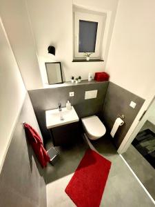 ein kleines Bad mit WC und Waschbecken in der Unterkunft Haus Schloßblick in Reichenberg