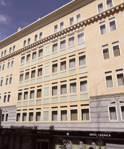 un gran edificio con muchas ventanas en NH Madrid Lagasca en Madrid