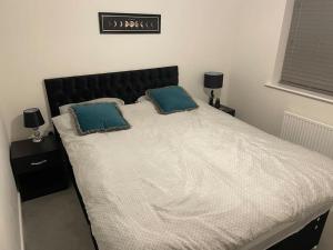 Ένα ή περισσότερα κρεβάτια σε δωμάτιο στο Fresh & Spacious New Build Home