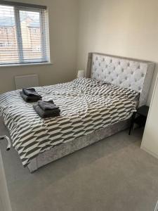 sypialnia z dużym łóżkiem z zebrą w obiekcie Fresh & Spacious New Build Home w mieście Church Coppenhall
