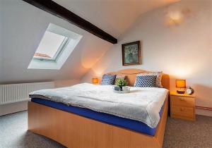 een slaapkamer met een groot bed op zolder bij Atrium House - Netolice in Netolice
