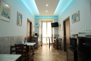 a restaurant with a blue ceiling and tables and chairs at L'Ammor e Napule in Naples