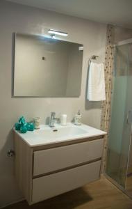 La salle de bains est pourvue d'un lavabo et d'un miroir. dans l'établissement MariMar, à Balíon