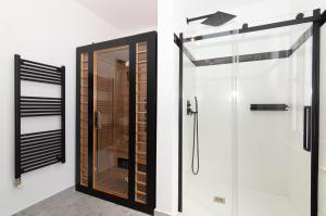 een badkamer met douche en glazen deur bij Villa Beatrice by Locap Group in Izola