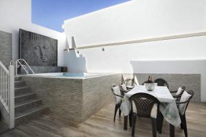 comedor con bañera de hidromasaje, mesa y sillas en Villa Ocean View - Costa Adeje - Near Golf - Tenerife South - Canary Islands - Spain en Armeñime