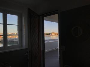 Pokój z oknem i widokiem na wodę w obiekcie Appartement cosy avec vue mer w Calais