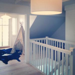 ein Babyzimmer mit einem Kinderbett und einer blauen Wand in der Unterkunft Magnor House in Eidskog, Hedmark close to The Plus and Magnor Glassverk in Magnor