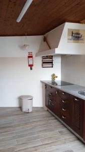 - une cuisine avec un évier et un comptoir dans l'établissement Alcôa House, à Alcobaça