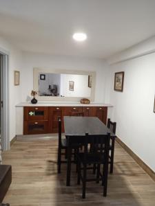 jadalnia ze stołem i krzesłami w obiekcie Alcôa House w mieście Alcobaça
