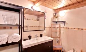uma casa de banho com um lavatório e um espelho em Attic family apartment in center of Moggio em Moggio