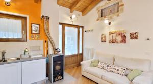 uma sala de estar com um sofá e um fogão em Attic family apartment in center of Moggio em Moggio