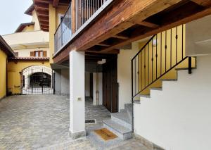 um corredor de um edifício com escadas e um portão em Attic family apartment in center of Moggio em Moggio