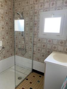 ein Bad mit einer Dusche, einem Waschbecken und einem Fenster in der Unterkunft ST MICHEL in Saint-Michel-en-lʼHerm