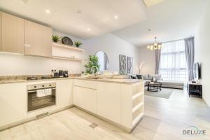 Kuchyň nebo kuchyňský kout v ubytování Opulent 1BR at Belgravia Tower JVC by Deluxe Holiday Homes