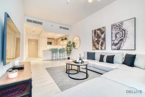 Posezení v ubytování Opulent 1BR at Belgravia Tower JVC by Deluxe Holiday Homes