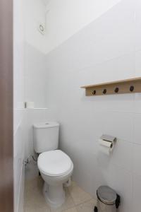 łazienka z białą toaletą w kabinie w obiekcie Tarona Guesthouse w mieście St Paul's Bay