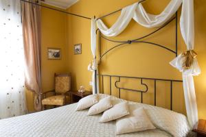 グラダーラにあるAl Borgo Roomsのベッドルーム1室(大型ベッド1台、金属製ヘッドボード付)