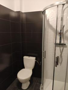 Et badeværelse på Apartament Spacerowo-Rowerowy Kamieniołom Kozy 60m2