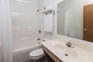biała łazienka z umywalką i toaletą w obiekcie Super 8 by Wyndham Uniontown PA w mieście Uniontown