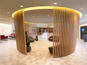 a lobby with a large column in a building at Novotel Paris Nord Expo Aulnay in Aulnay-sous-Bois
