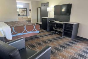 A seating area at Super 8 by Wyndham Covington
