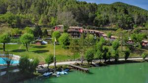 an aerial view of a resort with a lake at Hotel Rural Noguera de la Sierpe in Arroyo Frio