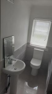Ett badrum på Gravesend 1 Bedroom Apartment 2 Min Walk to Station - longer stays available