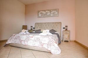 a bedroom with a large bed with two towels on it at Giramondo LuxeFierairport in Fiumicino