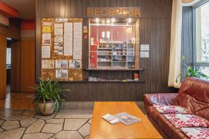 ザコパネにあるWantaの待合室(ソファ、コーヒーテーブル付)