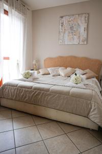 フィウミチーノにあるGiramondo LuxeFierairportのベッドルーム1室(花の咲く大型ベッド1台付)