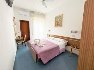 A bed or beds in a room at Hotel Sara*** Cesenatico