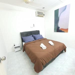 1 dormitorio con 1 cama con 2 toallas en KuantanBukitSetongkolArea3R2B.HTAA/TOWN-5min only en Kuantan