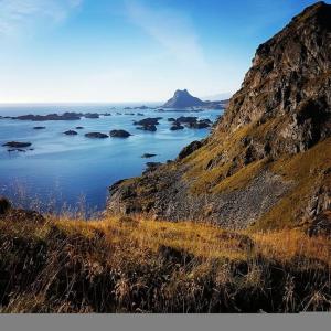 um grande corpo de água com pedras no oceano em Hus i vakre Lofoten em Stamsund