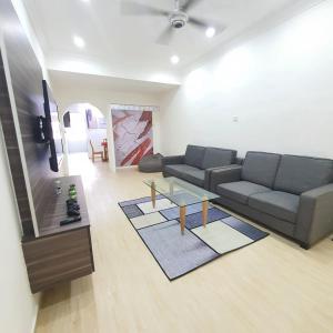 sala de estar con sofá y mesa en KuantanBukitSetongkolArea3R2B.HTAA/TOWN-5min only en Kuantan