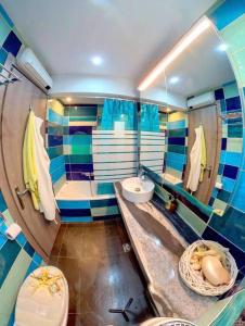 Ένα μπάνιο στο Deluxe Beach Apartment- Sleeps 2 & Private Terrace