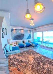 Χώρος καθιστικού στο Deluxe Beach Apartment- Sleeps 2 & Private Terrace