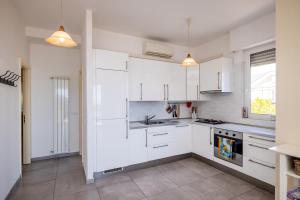 Kuchyňa alebo kuchynka v ubytovaní CASA MATILDE - Appartamento Vista Mare - con posto auto