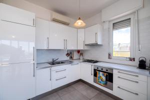 Kuchyňa alebo kuchynka v ubytovaní CASA MATILDE - Appartamento Vista Mare - con posto auto