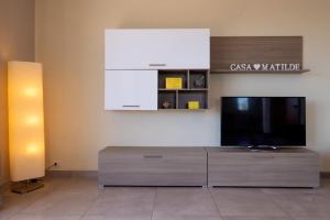 Televízia a/alebo spoločenská miestnosť v ubytovaní CASA MATILDE - Appartamento Vista Mare - con posto auto