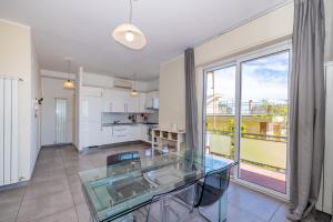 Kuchyňa alebo kuchynka v ubytovaní CASA MATILDE - Appartamento Vista Mare - con posto auto