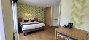 Postel nebo postele na pokoji v ubytování Logis Hôtel Auberge de l'Allagnonette