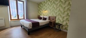 Postel nebo postele na pokoji v ubytování Logis Hôtel Auberge de l'Allagnonette
