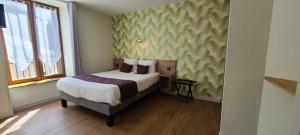 Postel nebo postele na pokoji v ubytování Logis Hôtel Auberge de l'Allagnonette