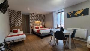 Postel nebo postele na pokoji v ubytování Logis Hôtel Auberge de l'Allagnonette