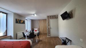 TV a/nebo společenská místnost v ubytování Logis Hôtel Auberge de l'Allagnonette