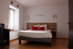Postel nebo postele na pokoji v ubytování Logis Hôtel Auberge de l'Allagnonette