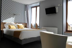 Postel nebo postele na pokoji v ubytování Logis Hôtel Auberge de l'Allagnonette